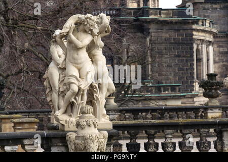 Autour de statues baroques à Nymphenbad Zwinger à Dresde, Allemagne Banque D'Images