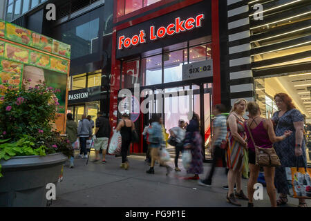 Un magasin Foot Locker à Herald Square à New York le Mardi, Août 21, 2018. Foot Locker est prévue pour le bénéfice du deuxième trimestre rapport le 24 août avant la cloche d'ouverture. (Â© Richard B. Levine) Banque D'Images