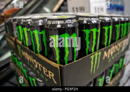 Un écran de canettes de boissons énergisantes marque Monster en vente dans un magasin à New York le Mardi, Août 21, 2018. Les boissons Monster a récemment indiqué que le bénéfice du deuxième trimestre a battu les attentes des analystes. (© Richard B. Levine) Banque D'Images