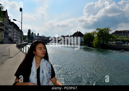 Modèle sur la Reuss à Lucerne - Modell auf der Reuss à Lucerne - Modella sulle rive del fiume Reuss Banque D'Images