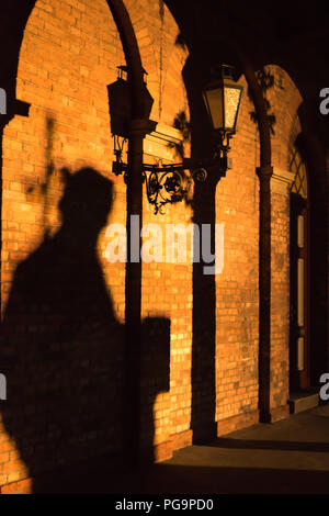 L'ombre se déplace vers la vieille porte la nuit Banque D'Images