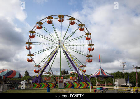 Cheboygan, Michigan, USA - 9 août 2018 : Grande Roue d'être mis en place que les préparatifs sont en cours pour l'ouverture de la foire du comté de Cheboygan dans l Banque D'Images