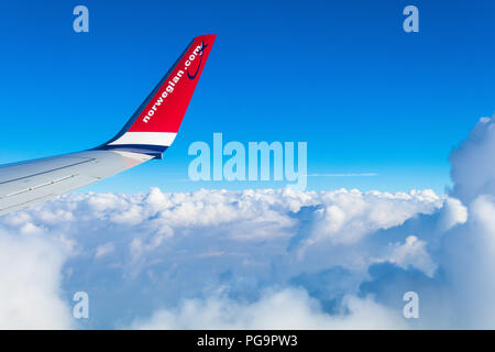 L'avion de Londres Gatwick à Mallorca en Espagne par Norwegian Air Shuttle. Vue depuis la fenêtre sur l'aile d'avion au-dessus de nuages avec ciel bleu . Banque D'Images