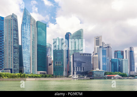 Haut gratte-ciel de verre dans le centre de Singapour sur le front de mer. Skyline centre financier de la ville, de nouveaux immeubles de bureaux modernes sur le quai Banque D'Images