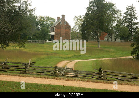 Palais de justice historique d'Appomattox, va, États-Unis. Walkway, avec Clover Hill Tavern en arrière-plan. Banque D'Images