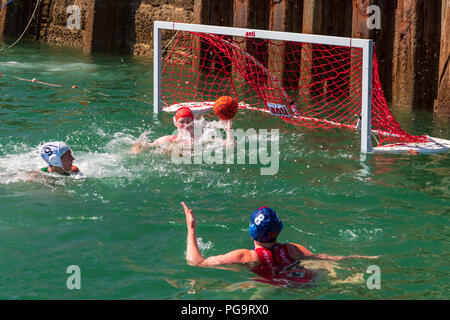 L'eau de mer Splash Lyme Polo Championships Banque D'Images