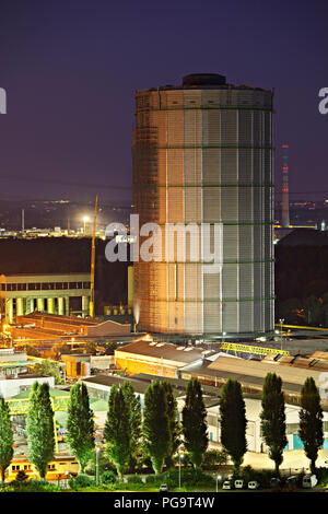 A plus de 100m de haut gazomètre construction d'un site industriel dans la nuit. Banque D'Images