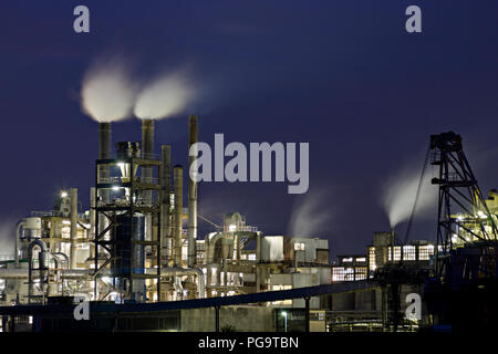 Partie d'une usine chimique dans la nuit. Banque D'Images