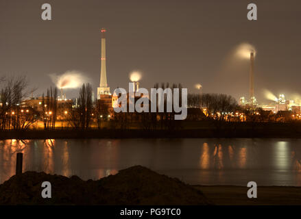 Vue sur le Rhin à une centrale électrique et usine chimique de Krefeld, Allemagne. Banque D'Images