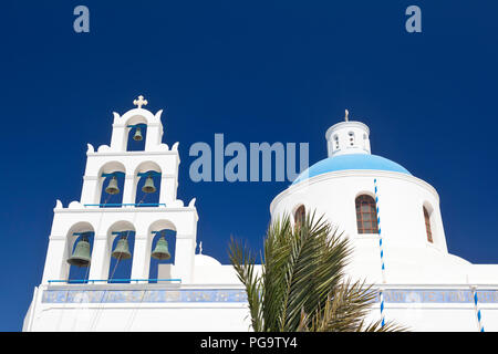 Vue sur l'église de Panagia à Oia, Santorin. Banque D'Images