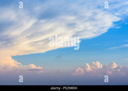 Puchberg am Schneeberg : nuages colorés, coucher de soleil, Wiener Alpen, Alpes, Niederösterreich, Basse Autriche, Autriche Banque D'Images