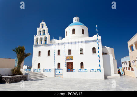 Vue sur la petite place avec l'église de Panagia à Oia, Santorin. Banque D'Images