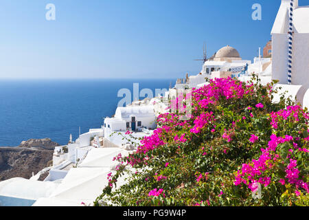 Vue sur le village de Oia, Santorin, Grèce. Banque D'Images