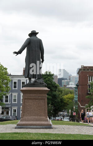 Une statue de William Prescott, héros de la Bataille de Bunker Hill, visages de la Boston Bunker Hill Monument, Charlestown, Massachusetts. Banque D'Images