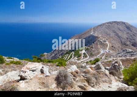 Vue depuis le milieu de l'Profitis Ilias à l'île Anafi. Banque D'Images