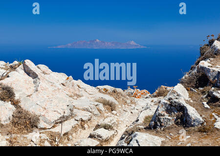 Vue depuis le milieu de l'Profitis Ilias à l'île Anafi. Banque D'Images