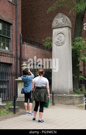 Les touristes voir la tombe de John Hancock dans le grenier Burying Ground, Boston, Massachusetts. Banque D'Images