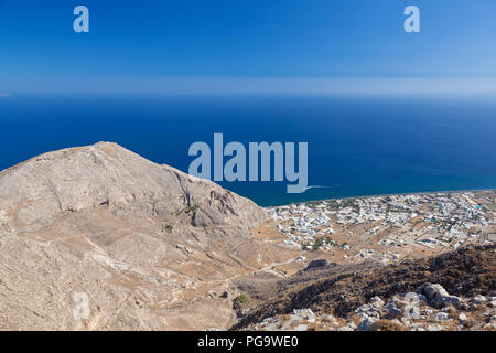 Vue depuis le milieu de l'Profitis Ilias à Perissa, Santorin. Banque D'Images