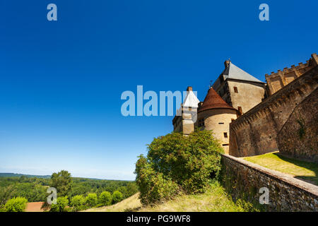 Le château de Biron médiévale sur fond de ciel bleu, France Banque D'Images