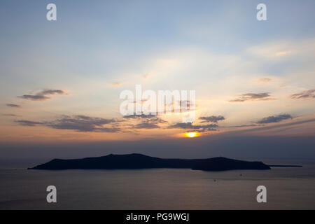 Vue de la caldeira de Santorin à Imerovigli avec Nea Kameni au milieu au coucher du soleil. Banque D'Images