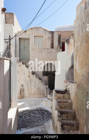 Le village d'Emborio à Santorin dispose de plusieurs rues uniquement accessible à pied et des maisons accessibles par un escalier étroit dans n'importe quel angle possible. Banque D'Images