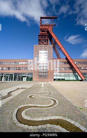 Des bâtiments restaurés d'une ancienne mine de charbon à Gelsenkirchen, Allemagne avec un canal d'eau artificiel. Banque D'Images