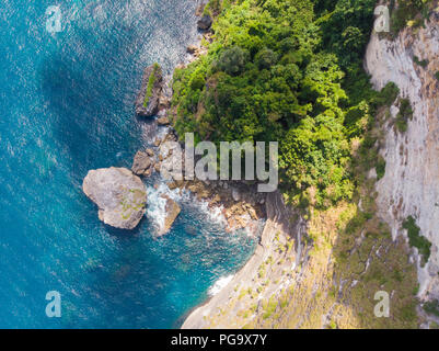 Vue de dessus de l'île tropical forest et emerald de l'eau claire avec de grandes pierres à Bali Banque D'Images