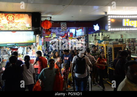 La foule se promener la nuit près de l'entrée de ce marché. Populaire avec les habitants et les touristes, Bugis Street Market est bien connu pour être l'un des endroits les moins chers à Singapour pour acheter des souvenirs, d'accessoires, vêtements, appareils électroniques, articles ménagers et des produits cosmétiques. Banque D'Images