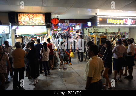 La foule se promener la nuit près de l'entrée de ce marché. Populaire avec les habitants et les touristes, Bugis Street Market est bien connu pour être l'un des endroits les moins chers à Singapour pour acheter des souvenirs, d'accessoires, vêtements, appareils électroniques, articles ménagers et des produits cosmétiques. Banque D'Images