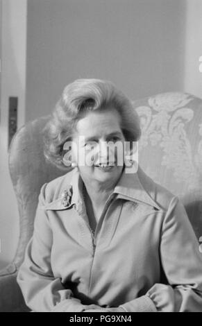 Margaret Hilda Thatcher, Baronne Thatcher, LG, OM, PC, FRS, DStJ, HonFRSC (née Roberts ; 13 octobre 1925 - 8 avril 2013) était un stateswoman britannique qui a servi comme Premier Ministre du Royaume-Uni de 1979 à 1990 et chef du parti conservateur de 1975 à 1990. Elle était le plus ancien premier ministre britannique du 20e siècle et de la première femme à occuper ce poste. Un journaliste soviétique surnommé la dame de fer, un surnom qui est devenu associé avec sa politique intransigeante et style de leadership. En tant que premier ministre, elle a mis en œuvre des politiques connus sous le thatchérisme. Banque D'Images