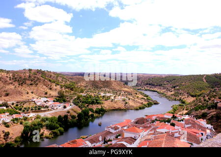 Vila de Mértola, Rio Guadiana, le Portugal Alentejo Banque D'Images