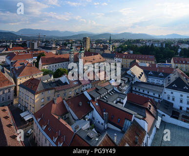 Klagenfurt : voir l'église de Saint Egyd de la vieille ville, le Parlement, la montagne de Karawanken, Landhaus , Kärnten, Carinthie, Autriche Banque D'Images