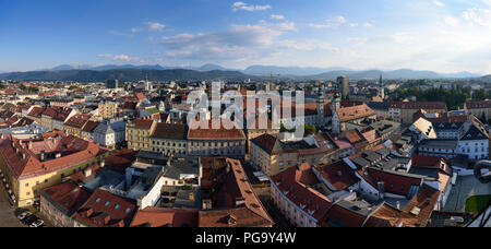 Klagenfurt : voir l'église de Saint Egyd de la vieille ville, le Parlement, la montagne de Karawanken, Landhaus , Kärnten, Carinthie, Autriche Banque D'Images