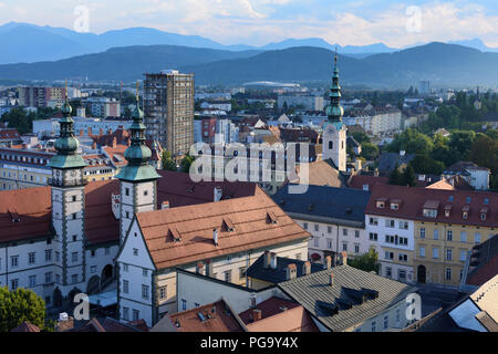 Klagenfurt : voir l'église de Saint Egyd de la vieille ville, le Parlement, la montagne de Karawanken, Landhaus , Kärnten, Carinthie, Autriche Banque D'Images