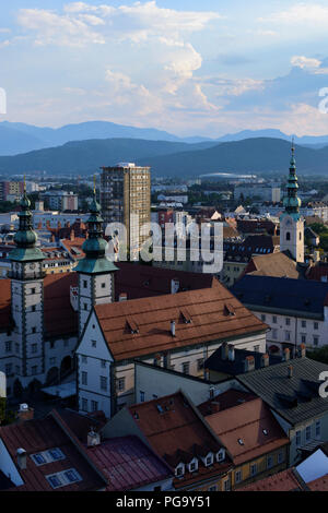 Klagenfurt : voir l'église de Saint Egyd de la vieille ville, le Parlement, la montagne de Karawanken, Landhaus , Kärnten, Carinthie, Autriche Banque D'Images