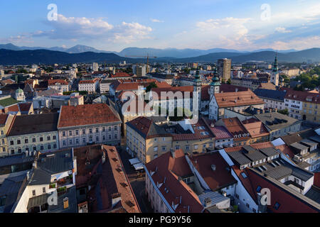 Klagenfurt : voir l'église de Saint Egyd de la vieille ville, le Parlement, la montagne de Karawanken, Landhaus , Kärnten, Carinthie, Autriche Banque D'Images