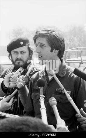 John Kerry, Anciens combattants du Vietnam contre la guerre porte-parole à micro à l'Capitole à Washington, DC Banque D'Images