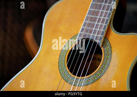 Son de guitare acoustique avec cordes trou Banque D'Images