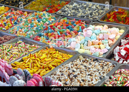 Collection de bonbons gommeux colorés at market Banque D'Images