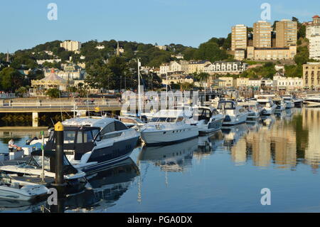 Port de plaisance de Torquay et du port un soir d'été vue depuis la jetée Banque D'Images