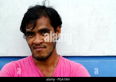 Antipolo City, Philippines - Le 18 août 2018 : Un adulte Asian man poses et sourires pour l'appareil photo. Banque D'Images