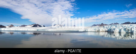 Vue panoramique sur le Glacier 14 Juillet ou Fjortende Julibreen aussi connu sous le nom et 14 Juli Bukta à Svalbard, Norvège en été. Banque D'Images