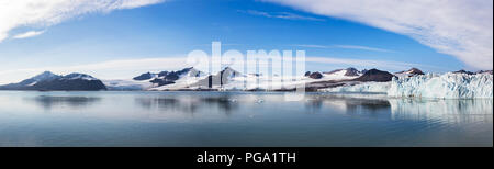 Vue panoramique sur le Glacier 14 Juillet ou Fjortende Julibreen aussi connu sous le nom et 14 Juli Bukta à Svalbard, Norvège en été. Banque D'Images