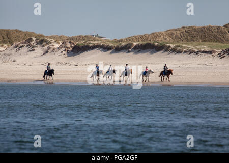 Les gens de l'équitation sur la plage près de Søndervig sur la côte ouest du Jutland au Danemark Banque D'Images