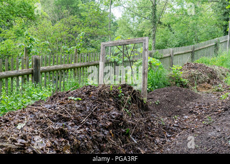 Tas avec du compost mûr et de la grille Banque D'Images