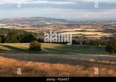 Vue de Broadway Tower hill à Bredon Hill et le Vale of Evesham avec de l'herbe d'été, Broadway, Cotswolds, Worcestershire, Angleterre, RU Banque D'Images