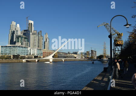 Les gens qui marchent de Puerto Madero avec pont de la femme, ou puente de la mujer, et les toits de Buenos Aires Banque D'Images