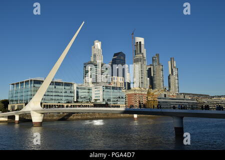 Les personnes qui traversent le pont de la femme, ou puente de la mujer, de Puerto Madero, Buenos Aires, Argentine Banque D'Images