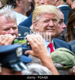 New York, États-Unis, 11 septembre 2016. Le président américain, Donald Trump (candidat à l'époque) clignote comme un partisan prend sa photo au cours d'un 11 septembre cerem Banque D'Images