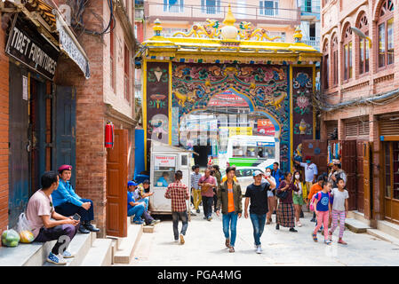 Katmandou, Népal - 15 juillet 2018 : vue sur la porte d'entrée à Boudha Stupa Boudhanath ( ), un site du patrimoine mondial de l'UNESCO Banque D'Images